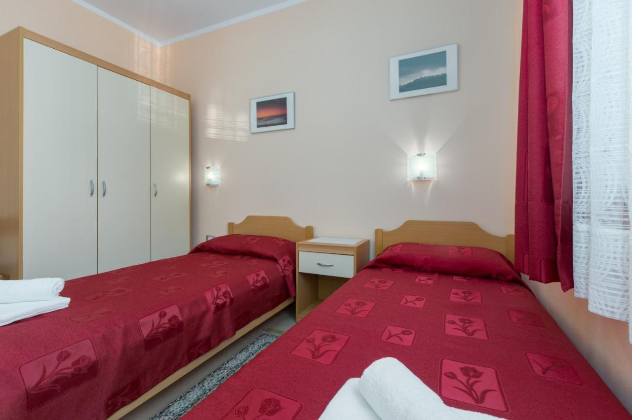 Apartments Maria Porec Esterno foto
