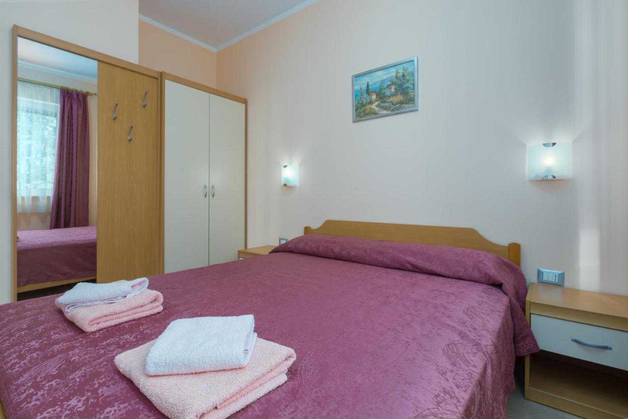 Apartments Maria Porec Esterno foto